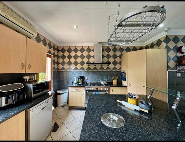 6 BEDROOM HOUSE FOR SALE IN CLAYVILLE